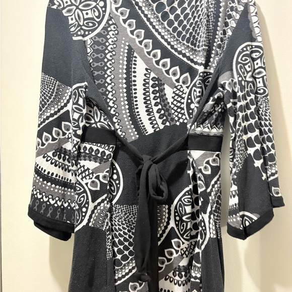 Black and White Patterned Tunic Top - Picture 5 of 5